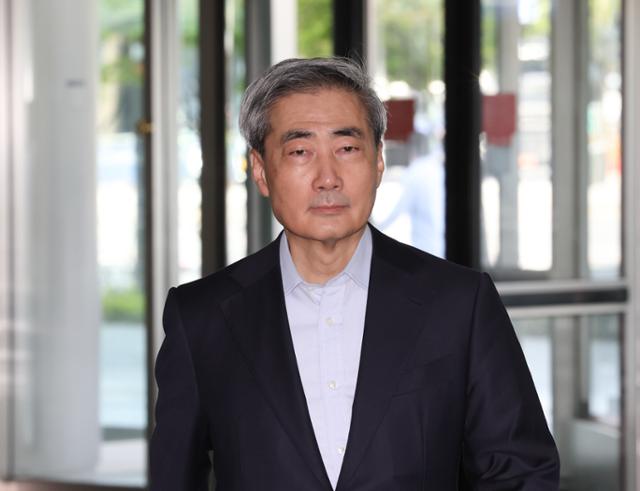 신현송 한국은행 총재 후보자가 14일 오전 서울 중구 한화금융플라자에 마련된 청문회 준비 사무실로 출근하고 있다.뉴스1