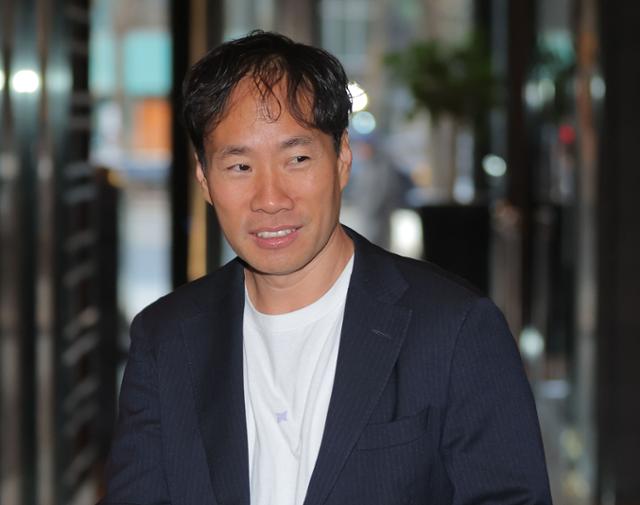 김성훈 업스테이지 대표가 3월 19일 리사 수 AMD 최고경영자(CEO)를 만나기 위해 서울 시내 한 호텔에 들어가고 있다.연합뉴스