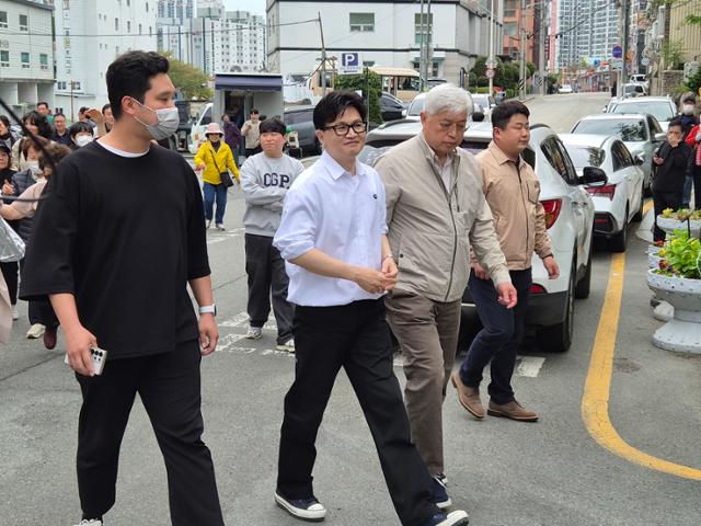 한동훈 전 국민의힘 대표가 14일 주민들과 함께 전입 신고를 하기 위해 부산 북구 만덕2동 주민센터를 방문하고 있다. 뉴스1