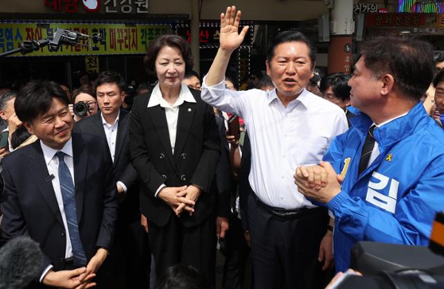 정청래(오른쪽 두 번째) 더불어민주당 대표가 추미애(왼쪽 두 번째) 경기도지사 후보, 김병욱(맨 오른쪽) 성남시장 후보 등과 19일 경기도 성남시 모란민속5일장을 방문해 발언하는 가운데 김용 전 민주연구원 부원장이 