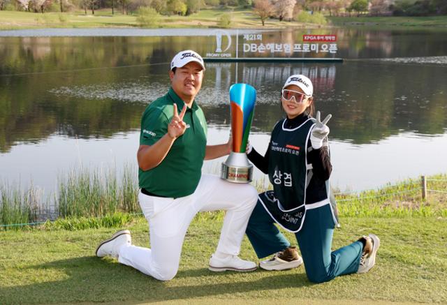 이상엽, KPGA 투어 개막전 정상에… '캐디' 여자친구와 10년 만에 우승 합작