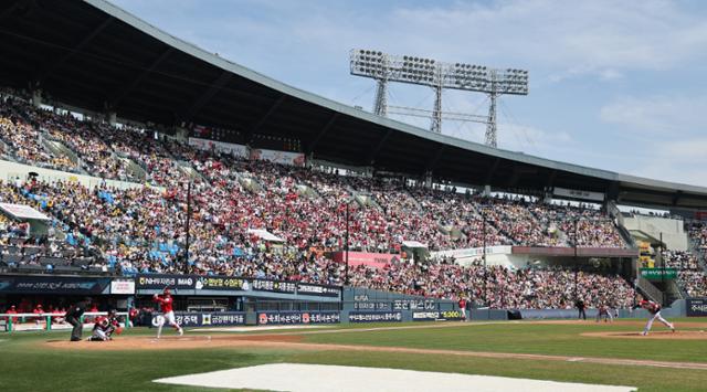 12�� ���� ��Ǳ��忡�� ���� 2026 ���� SOL KBO���� SSG�� LG�� ��⿡ �� �� �ҵ��� ���߼��� ������ �޿�� �ִ�. ����1