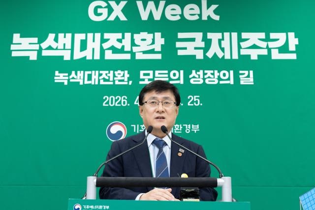 기후장관 "에너지 대전환 미적거리면 녹색산업 시장 중국이 다 먹어"