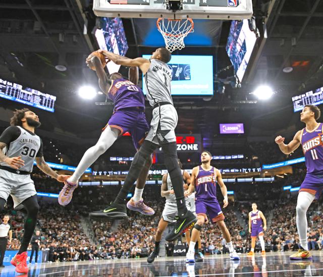 웸반야마, NBA 최초 만장일치 '올해의 수비선수'... 조던·로빈슨 계보 이었다
