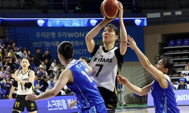 V3냐, 5년 만의 업셋이냐... KB·삼성생명, WKBL 챔프전 격돌