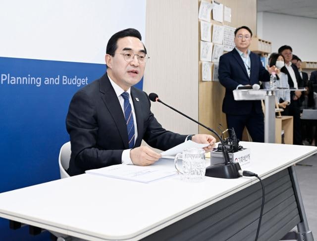 박홍근, IMF 채무 경고에 "전망치 과하다"…연내 비전 2045 발표