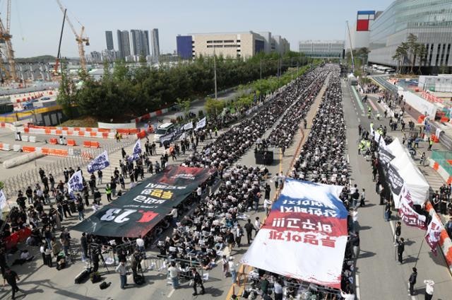 검은 옷 입고 평택 메운 4만 명… 삼성 노조, 다음 달 파업 압박
