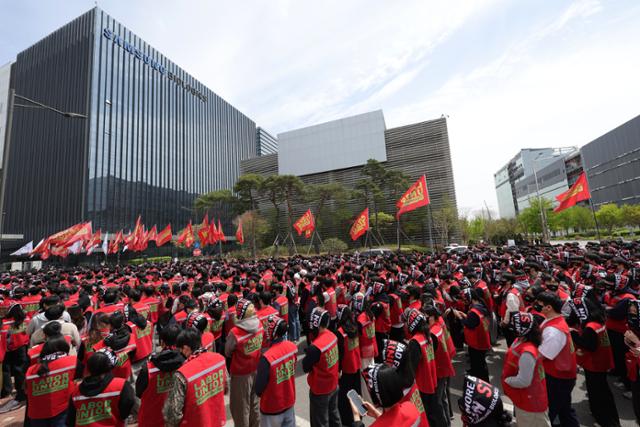 삼성바이오로직스 상생노동조합 조합원들이 22일 인천 연수구 삼성바이오로직스 송도 사업장 앞에서 임금인상 등을 요구하며 투쟁 결의대회를 하고 있다.뉴시스