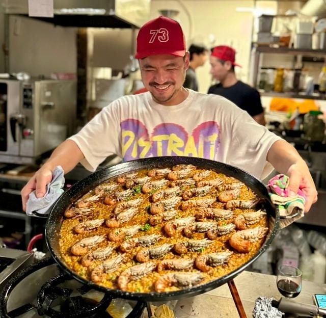 대기업 마케터 떠나… 스페인 누비는 '주방 밖 요리사'