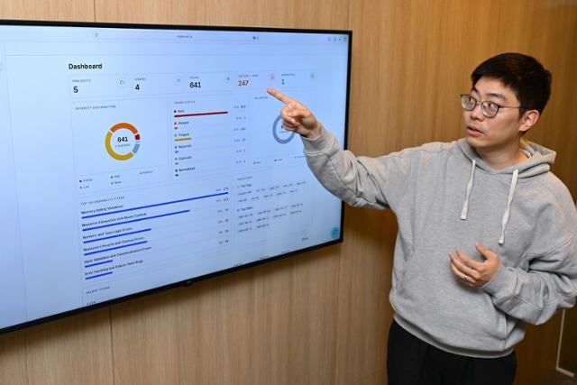 [현장]URL·코드 입력하자 공격 시작… 'AI 해커'로 보안 구멍 막는다