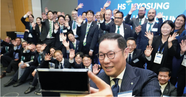 조현상(맨 앞) HS효성 부회장이 22일 독일에서 열린 세계 최대 산업용 소재 전시회 '테크텍스틸 2026' 을 계기로 마련된 'HS효성 나이트'에서 참석자 및 임직원과 기념 촬영을 하고 있다.HS효성 제공