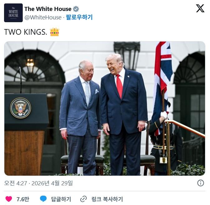 백악관은 28일 엑스(X) 공식 계정에 도널드 트럼프 대통령과 영국 국왕 찰스 3세가 백악관에서 회동하는 사진을 게재했다.이 사진에는 "TWO KINGS(두 왕)"이라는 문구와 왕관 모양 이모티콘이 달렸다.백악관