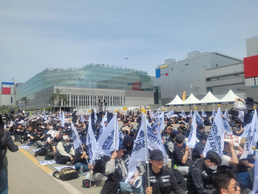 지난달 23일 경기 평택시 고덕동 삼성전자 평택캠퍼스에서 열린 삼성전자 노동조합 공동투쟁본부 '4·23 투쟁 결의대회'에서 조합원들이 구호를 외치고 있다.신혜정 기자