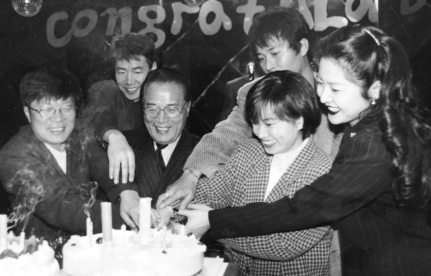 김종학(왼쪽부터) PD와 배우 박상원, 신영균, 최민수, 송지나 작가, 배우 고현정이 SBS 드라마 '모래시계' 자축연에서 케이크를 함께 자르고 있다. 한국일보 자료사진