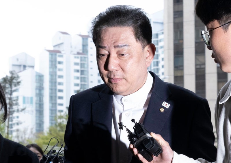 [단독] 경찰, 김병기 금품에 '불법 정치자금', 차남 특혜에 '뇌물죄' 적용 검토
