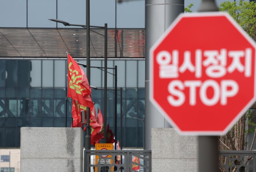 삼성바이오로직스 노동조합 전면 파업 사흘째인 3일 인천 연수구 삼성바이오로직스 공장에 깃발이 바람에 펄럭이고 있다.뉴시스
