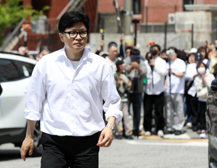 부산 북갑 보궐선거에 무소속으로 출마를 선언한 한동훈 전 국민의힘 대표가 4일 오후 예비후보 등록을 하기 위해 부산 북구선거관리위원회로 들어서고 있다. 부산=뉴스1