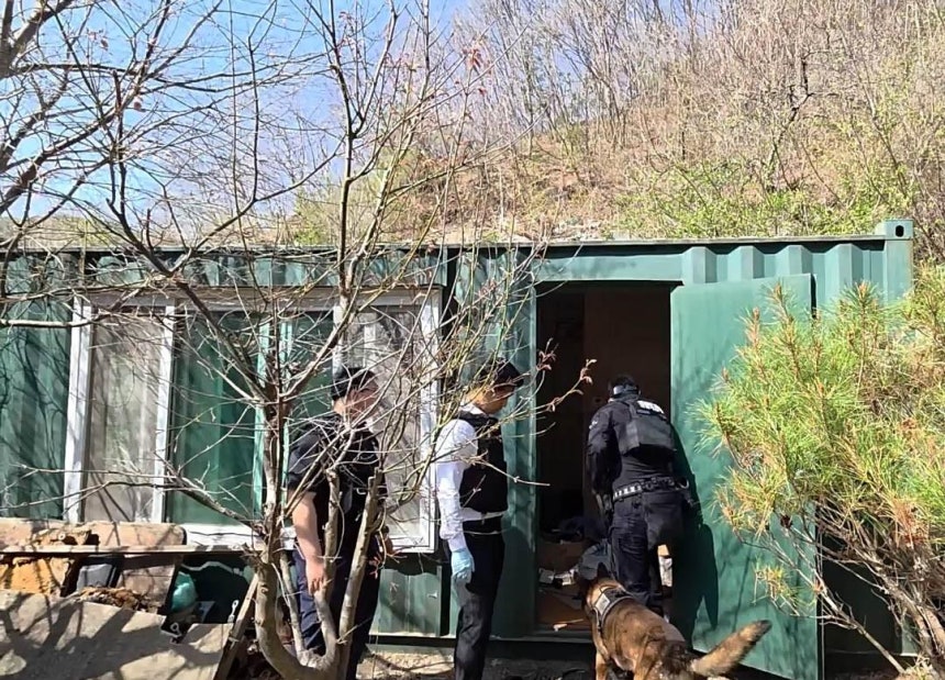 6일 강원경찰청 광역범죄수사대가 해외에서 들여온 부품으로 사제총과 석궁 등을 제작·소지한 혐의로 50대 A씨를 구속했다.사진은 지난달 경찰이 수색견을 동원해 A씨 창고를 수색하고 있는 모습.강원경찰청 제공