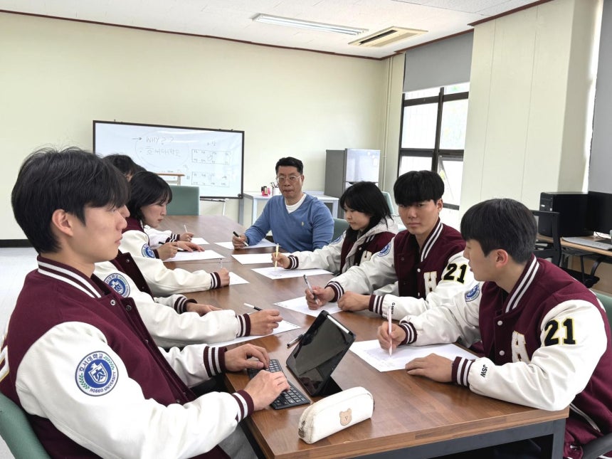 김경식(가운데) 사회체육학과 교수와 함께 연구 프로젝트를 진행하고 있는 호서대 사회체육학과 학생들. 호서대 제공