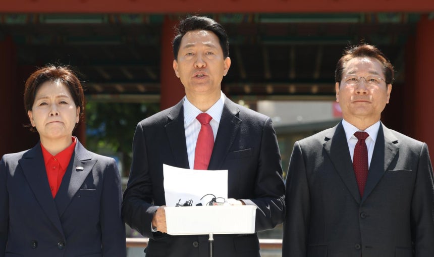 오세훈(가운데) 국민의힘 서울시장 후보가 5일 서울 종로구 보신각 앞에서 강원·충청·세종·수도권 광역후보들과 '이재명 사법쿠데타 저지를 위한 국민의힘 광역단체장 후보 긴급 기자회견'을 하고 있다. 왼쪽부터 양향자 경