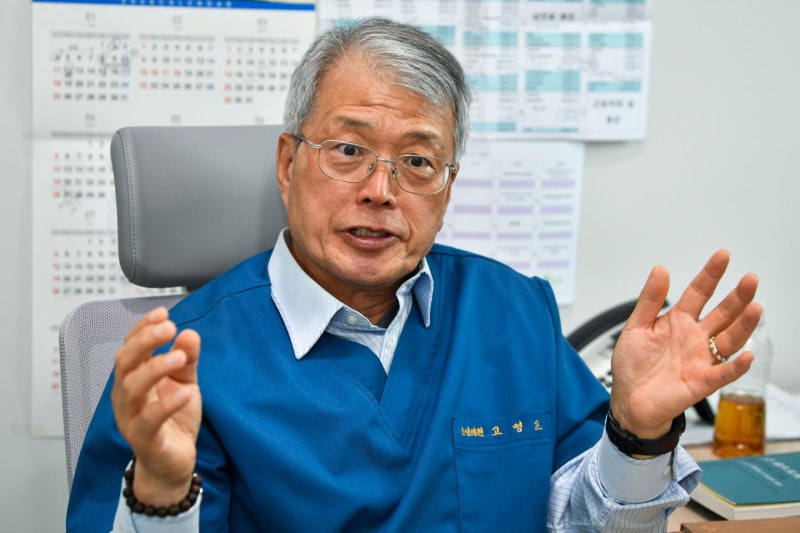 진료비·약값 모두 '0원'... 53년째 고갯길 오르는 쪽방촌 의사 [人터뷰]
