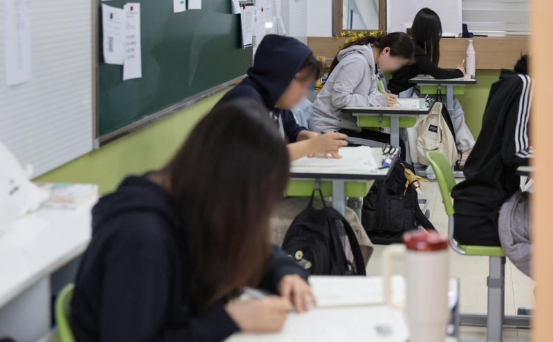 "고1 때 가장 힘들었다"… 20대가 꼽은 '불행한 학년'