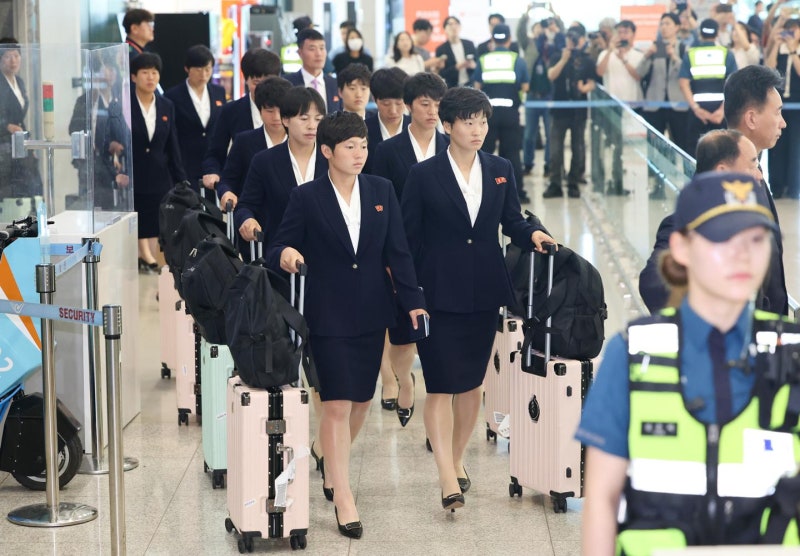 '정면만 보고 1분 만에 빠져나가'... 북한 여자축구단, 환영 인파에도 무표정 입국