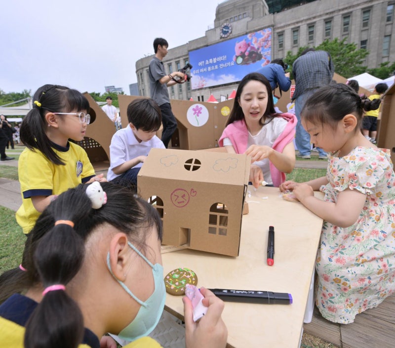 "종일 씻기고 먹이는데... 월 215만 원" 대체 불가 '돌봄 일자리'는 왜 이리 값싼가