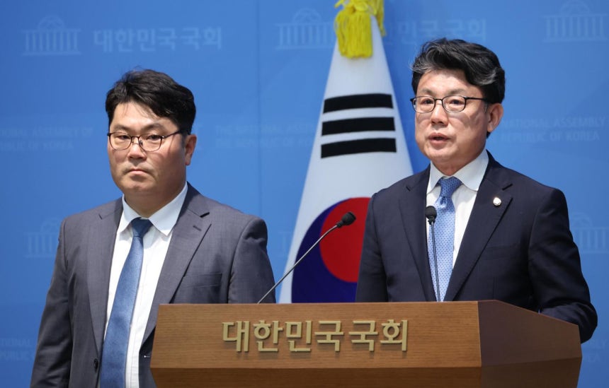 진성준(오른쪽) 더불어민주당 의원이 25일 오후 서울 여의도 국회 소통관에서 열린 'GTX 삼성역 철근 누락'과 관련,서울시 전 행정정무부시장 기자회견에서 발언을 하고 있다.왼쪽은 김종욱 전 정무부시장.뉴시스