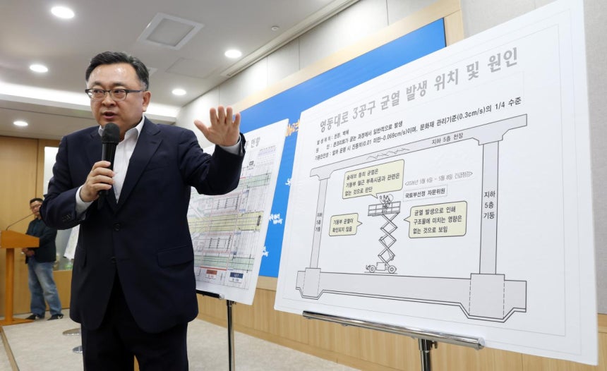 김성보 서울시장 권한대행이 25일 서울시청 브리핑룸에서 시 입장을 발표한 뒤 취재진 질문에 답하고 있다.뉴시스