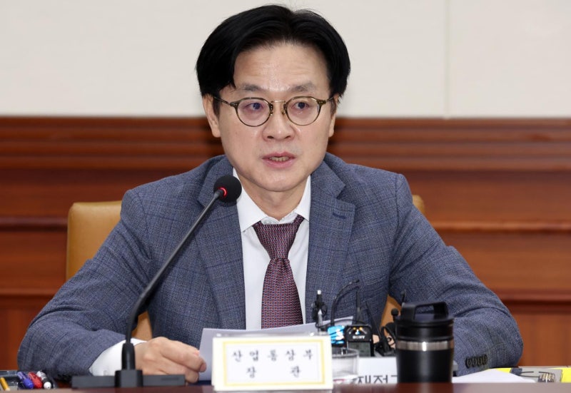 김정관 "반도체 이윤, 생산적 재투자 연결해야… 현재에 취하면 안 돼"