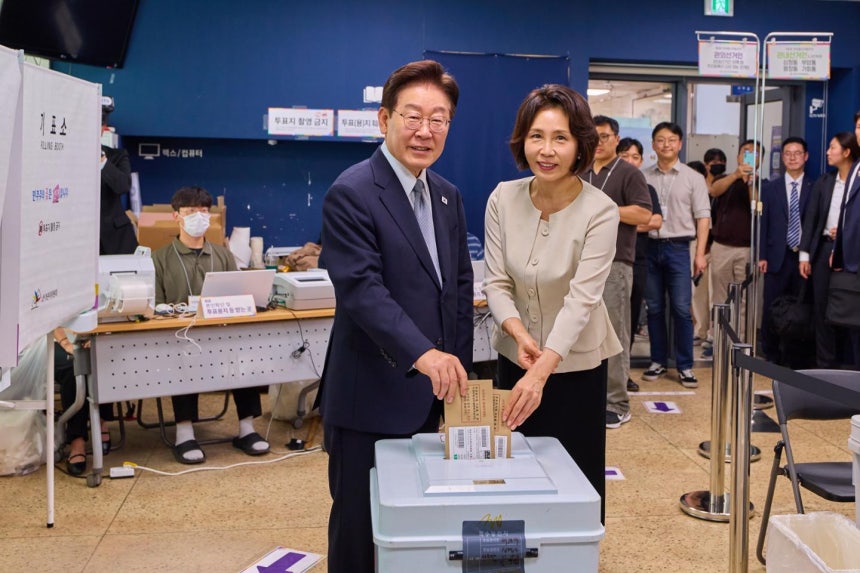 이재명 대통령과 김혜경 여사가 제9회 전국동시지방선거 사전투표 첫날인 29일 서울 종로구 삼청동주민센터를 찾아 투표를 하고 있다. 청와대 제공