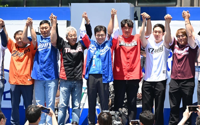 "李 정신 차리게 해달라" "남 탓하는 시장 바꿔달라"...오세훈·정원오, 서울 전역 돌며 강행군