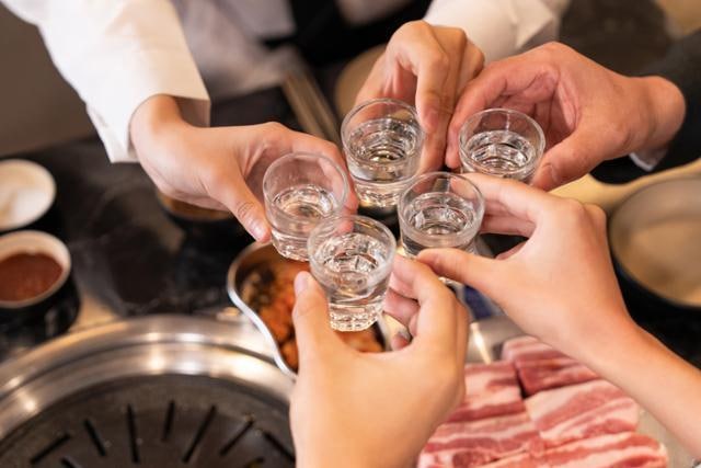 "소주 4병 비우던 우리였는데 말이야"...10분기 연속 주류 지출 감소