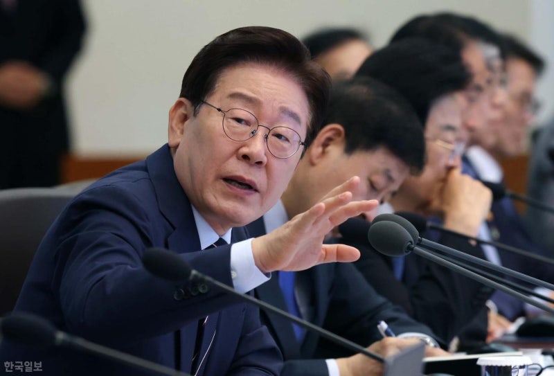 이 대통령 "檢, 잘못하면 사과·취소해야"... 野 "공소취소 공개 압박" 반발
