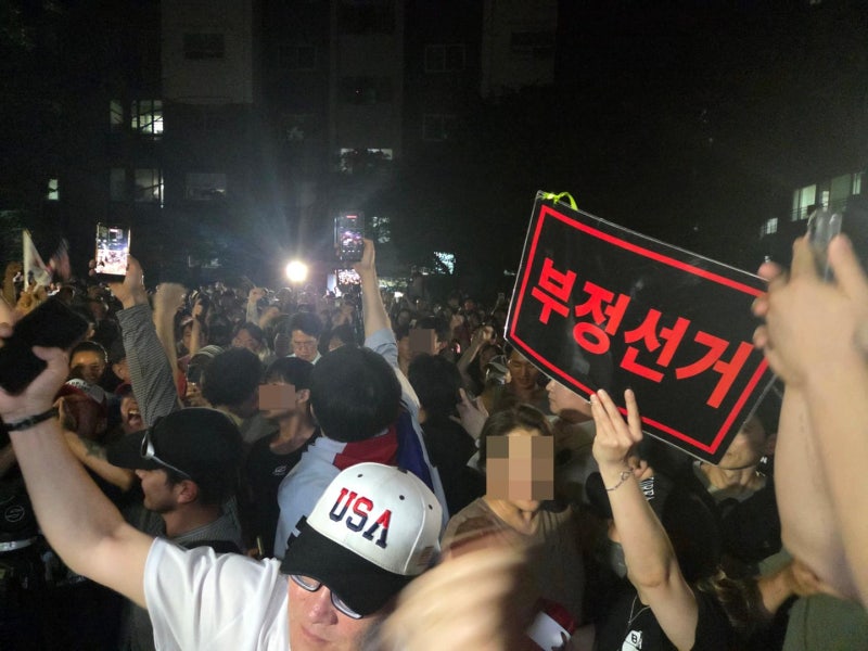 "부정선거다" 투표함 막아선 인간띠… 잠실7동 투표소 일촉즉발