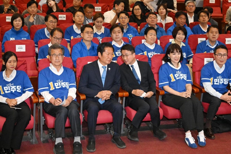 '반성 없는' 보수, 결국 심판 받았나... MB·박근혜 등판에도 참패