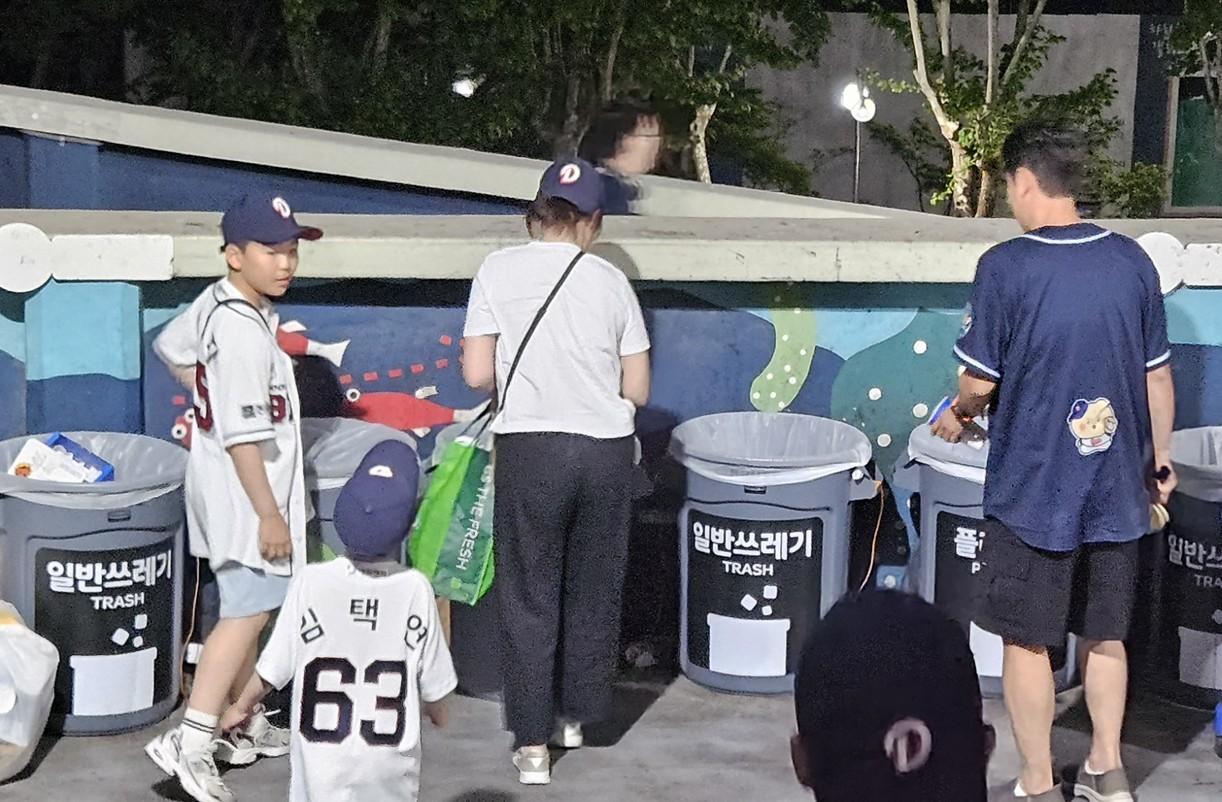 [기자의 눈] 오늘은 세계 환경의 날…KBO·구단·팬 힘 모아 '폐기물 감축' 기적을