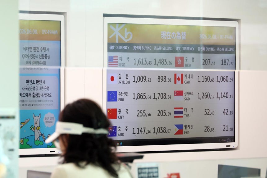 8일 인천국제공항 2터미널 은행 환전소 모니터. 뉴시스