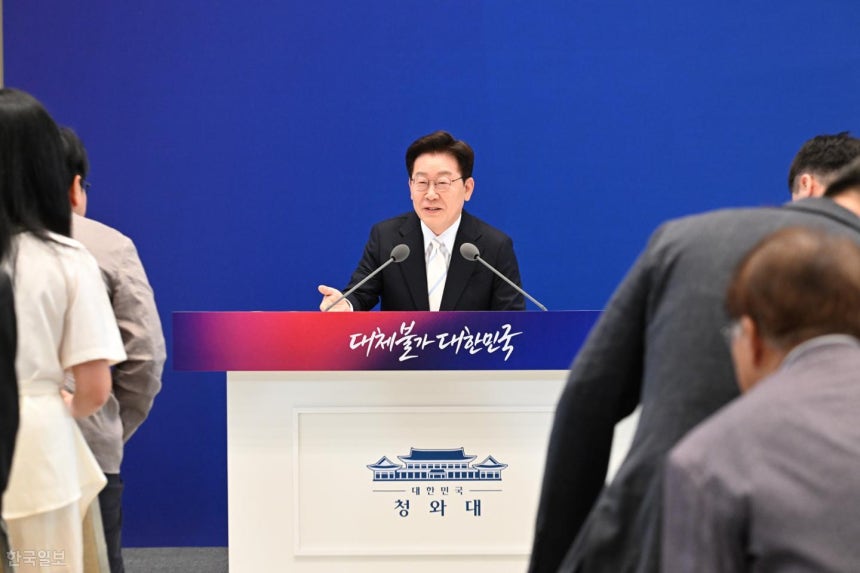 이재명 대통령이 8일 청와대에서 열린 취임 1주년 기자회견에 참석하고 있다. 왕태석 선임기자