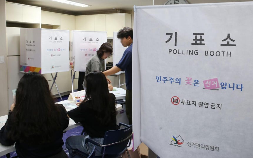 제9회 전국동시지방선거일인 3일 청주시 한 투표소에서 시민들이 투표하고 있다.청주=뉴시스