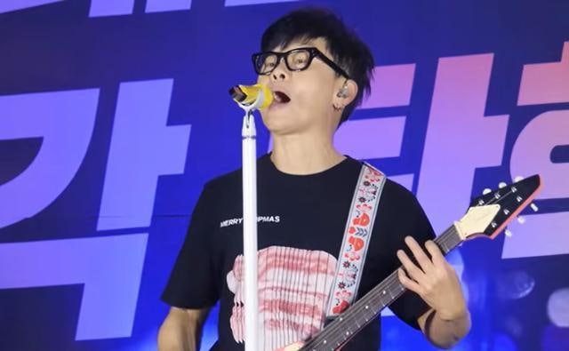 "이혼이나 당하고" 윤서인 글에… 이승환 5000만 원 손배소