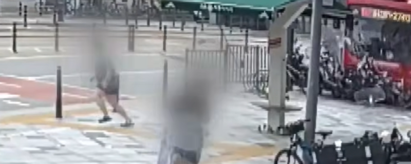 '인도 돌진' 버스 코앞서… 엄마가 아들 팔 낚아채 가까스로 피했다