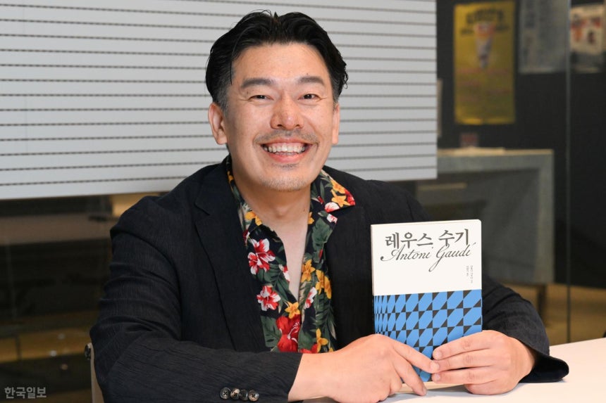 이병기 아키트윈스 대표가 4일 서울 중구 한국일보사에서‘레우스 수기’를 들고 포즈를 취하고 있다.박지연 인턴기자