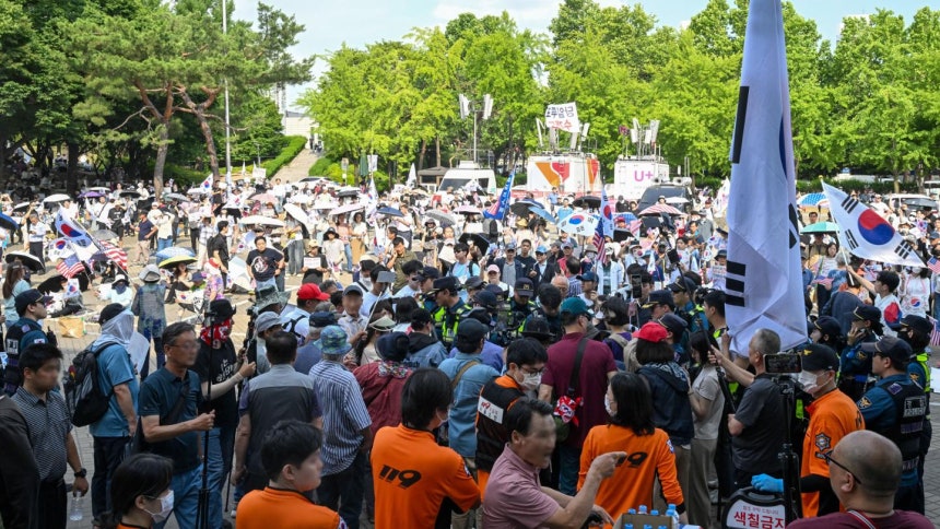 제 9회 전국동시지방선거 투표용지 부족 사태에 항의하며 재선거를 요구하는 시위가 계속되는 가운데 11일 서울 송파구 올림픽공원 핸드볼 경기장 앞에서 의견 충돌을 일으킨 시민이 경찰에 연행되고 있다. 박지연 인턴기자