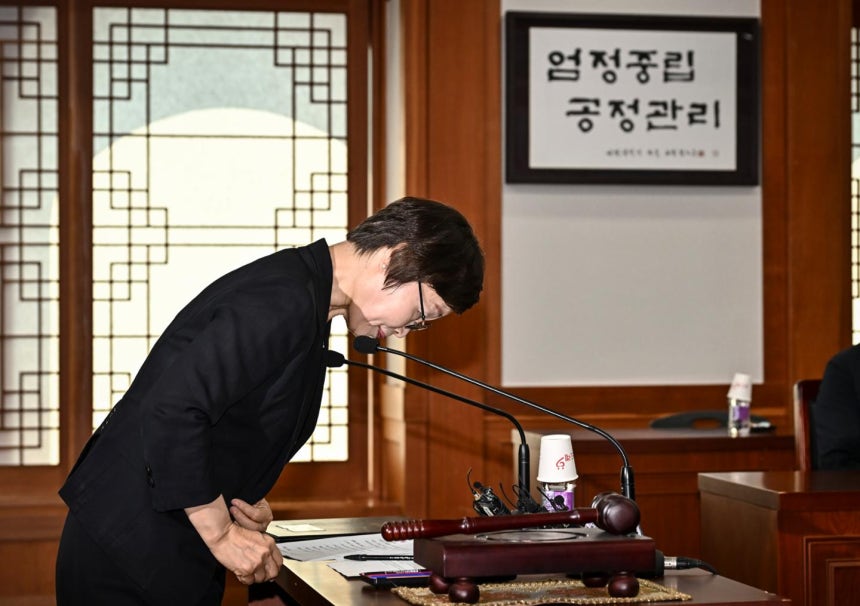 조현욱 중앙선거관리위원회 투표용지 부족사태 진상규명위원장이 10일 과천 중앙선거관리위원회에서 열린 투표용지 부족사태 진상규명위원회 제1차 회의에서 인사하고 있다. 과천=정다빈 기자