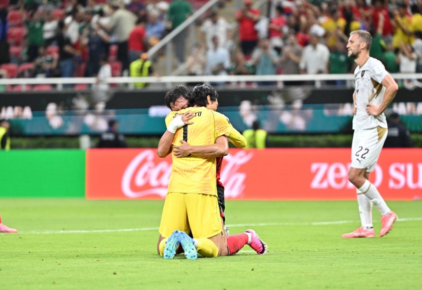 대한민국 축구국가대표팀의 오현규(왼쪽)가 12일 멕시코 과달라하라 인근 사포판의 아크론 경기장에서 열린 2026 북중미 월드컵 체코와의 경기에서 결승골을 넣고 승리를 이끈 뒤 골키퍼 김승규와 포옹하고 있다. 사포판=