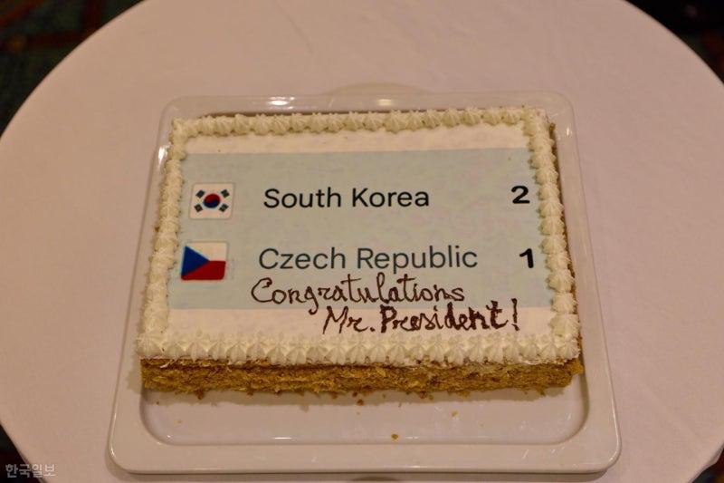 "한국 2: 체코 1 축하합니다"… 이 대통령 놀라게 한 로마 호텔의 선물