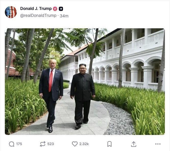 트럼프, 돌연 김정은과 찍은 사진 게재… 무슨 뜻?