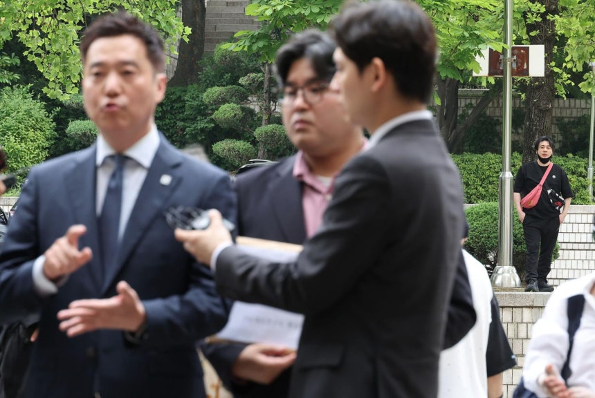 배우 김수현씨의 명예를 훼손한 혐의를 받는 김세의 가로세로연구소 대표가 지난달 26일 서울 서초구 서울중앙지법에서 열린 구속 전 피의자 심문에 출석하며 취재진 질문에 답하고 있다. 유튜브 채널 '장사의 신' 운영자